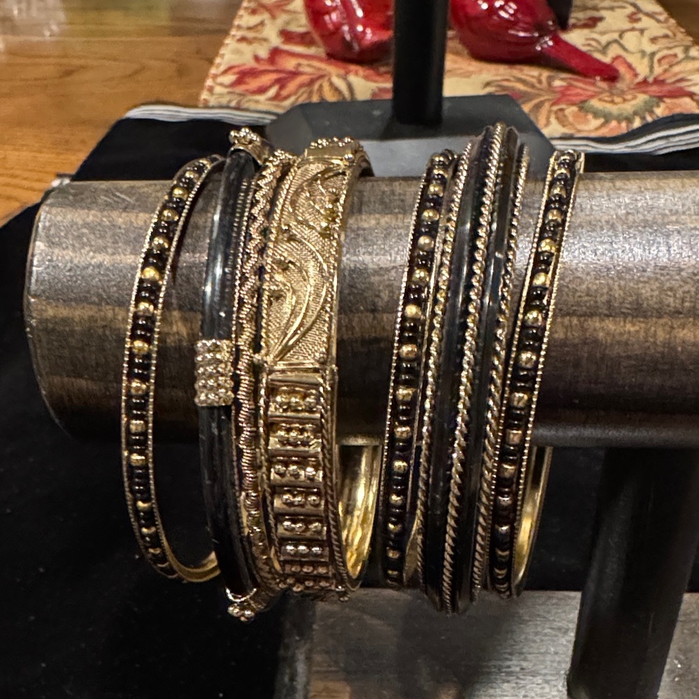 Elegant Gold and Black Bangle Set of 7 bangles